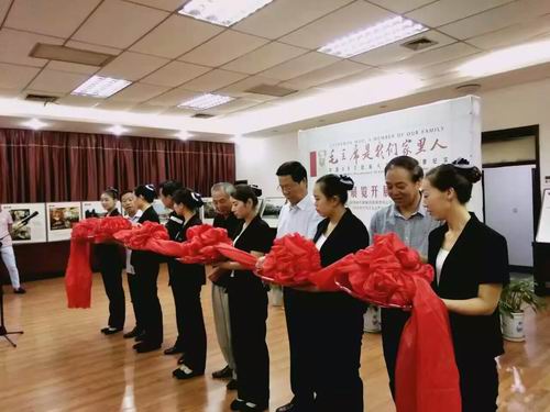 省農(nóng)墾集團(tuán)舉辦《毛主席是我們家里人—中國56個民族人文情懷影像紀(jì)實》攝影展