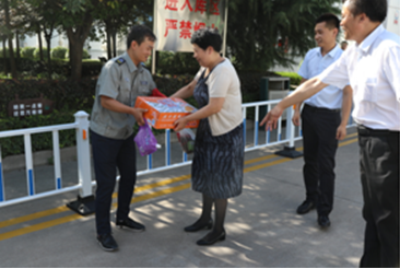 省總工會(huì)、省財(cái)貿(mào)工會(huì)慰問省儲(chǔ)備糧楊凌公司職工