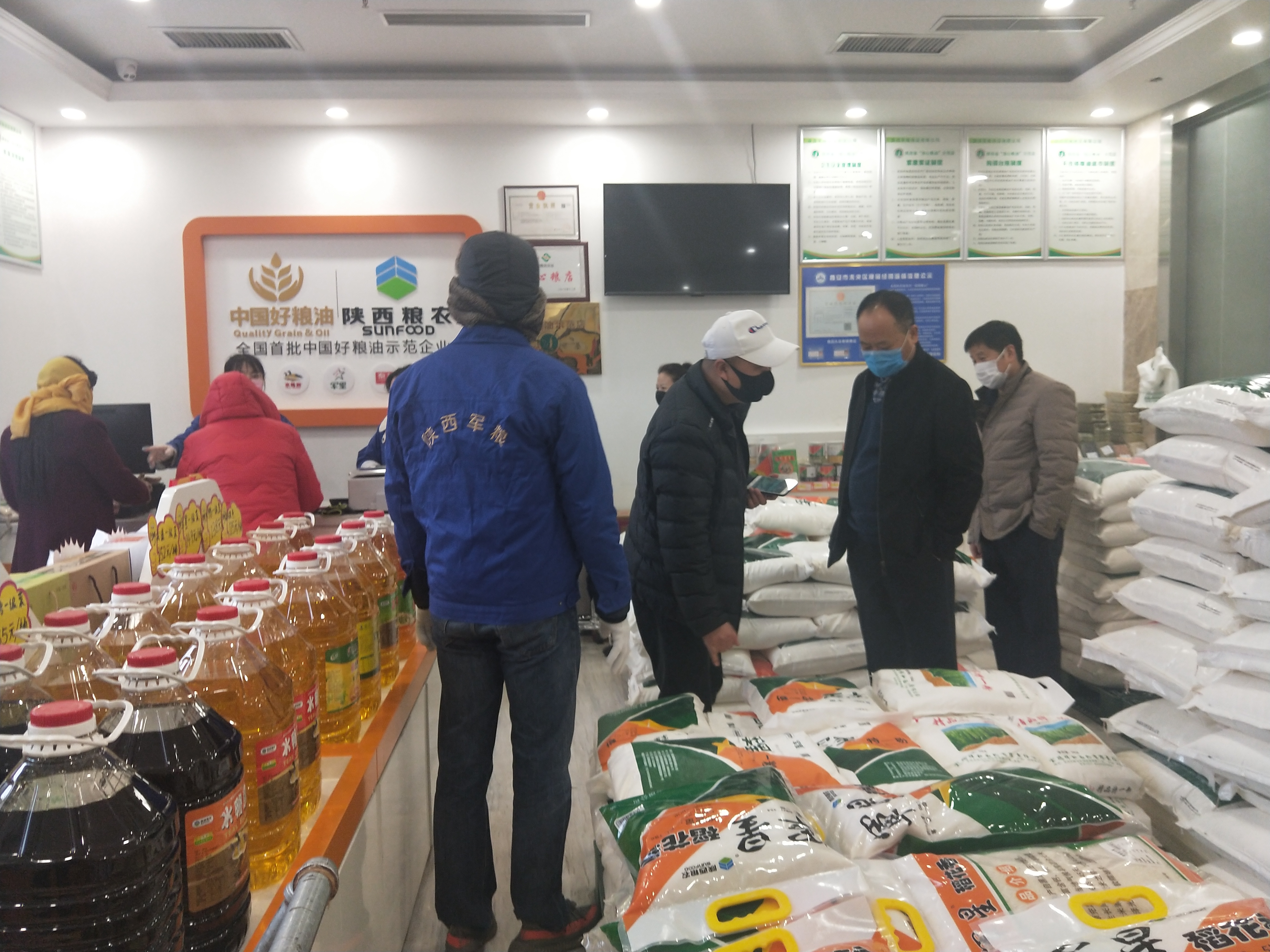 疫情面前絕不后退，黨旗飄揚(yáng)在抗疫第一線