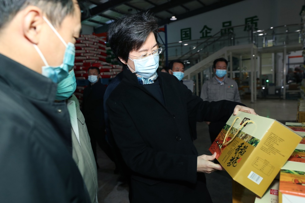 西瑞集團(tuán)：咸陽市市長(zhǎng)衛(wèi)華一行在西瑞興平園區(qū)檢查疫情防控及企業(yè)服務(wù)保障情況