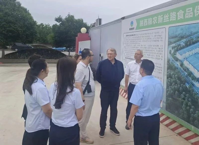 中俄友好、和平與發(fā)展委員會俄方主席鮑里斯·季托夫一行赴糧農(nóng)新絲路食品保稅加工中心項目調(diào)研