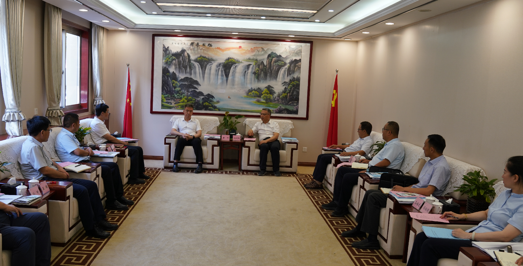 劉利民與臨潼區(qū)委書(shū)記黃可、區(qū)長(zhǎng)苗吉會(huì)談